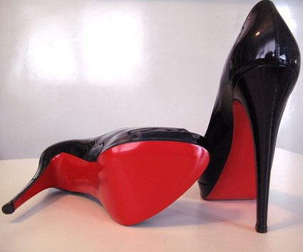 크리스찬 루부탱(Christian Louboutin)의 시그니처 구두 밑창. 사진제공= Arroser via Wikimedia Commons.