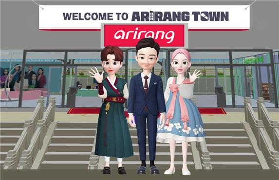 아리랑 국제방송 주동원 사장 아바타(중앙) 과 아리랑 대표 아바타 아리(R.E 왼쪽) 와 슬이(SOUL.E 오른쪽)가 제페토 아리랑타운 내 아리랑 건물 앞에서 기념 촬영을 하고 있다. /사진제공=아리랑국제방송