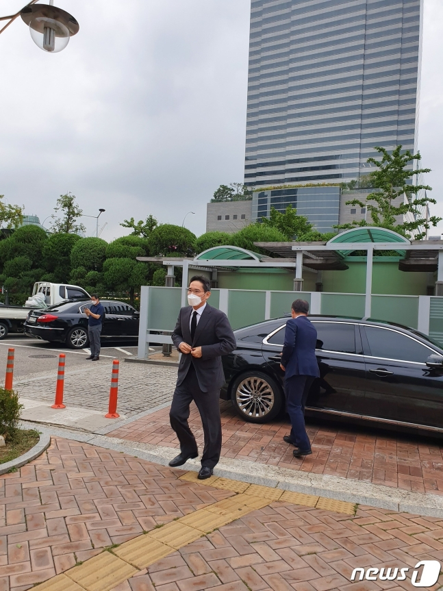 이재용 삼성전자 부회장이 26일 오후 서울강남성모병원 장례식장에 차려진 고 고계현 소비자주권시민회의 사무총장의 빈소를 찾았다. /사진제공=뉴스1