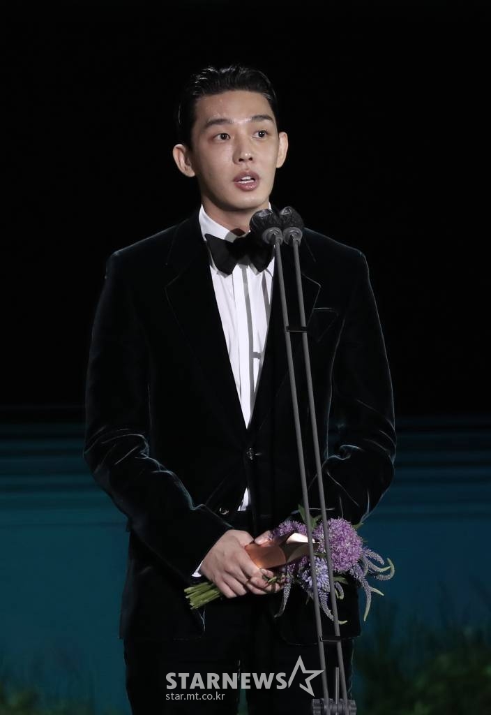 유아인이 13일 오후 경기 고양시 일산 킨텍스에서 열린 '제57회 백상예술대상' 영화부문 남자최우수 연기상을 수상했다. TV·영화·연극을 아우르는 국내 최고의 종합예술시상식인 57회 백상예술대상은 오후 9시부터 JTBC·JTBC2·JTBC4에서 동시에 중계되며 틱톡에서도 글로벌 생중계된다. 신동엽과 수지의 진행으로 진행되는 이번 시상식은 지난해에 이어 코로나19 상황을 감안해 무관중으로 치러진다. /사진제공=백상예술대상 사무국 2021.05.13 /사진=이동훈 기자 photoguy@
