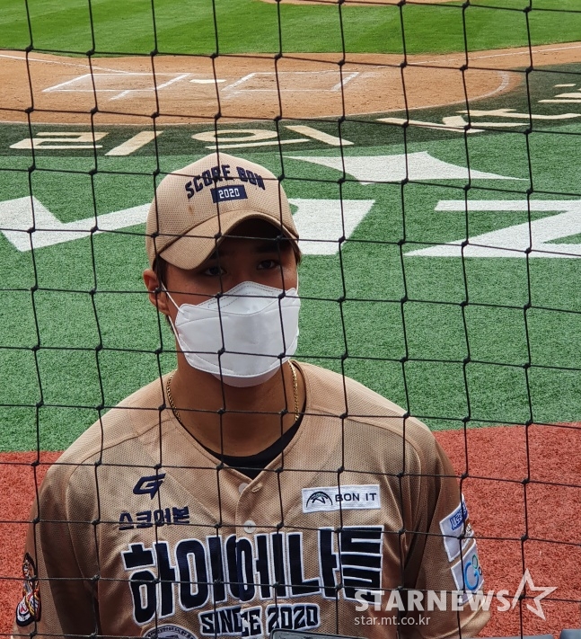 30일 수원 KT위즈파크에서 권광민이 취재진 앞에서 인터뷰를 하고 있다./사진=김동윤 기자