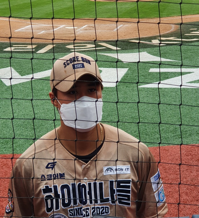 30일 수원 KT위즈파크에서 권광민이 취재진 앞에서 인터뷰를 하고 있다./사진=김동윤 기자