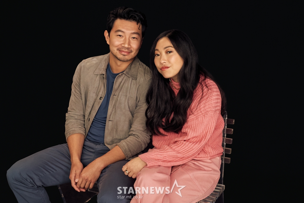 배우 시무 리우, 아콰피나가 30일 오전 온라인으로 진행된 영화 '샹치와 텐 링즈의 전설' 기자간담회를 위해 포즈를 취하고 있다. /사진제공=월트디즈니컴퍼니 코리아 2021.08.30 /사진=이동훈 기자 photoguy@