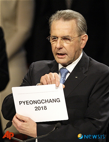 자크 로게 IOC 위원장이 2011년 7월 남아공 더반에서 열린 IOC 총회에서 평창이 2018 동계올림픽 개최지로 선정됐음을 알리고 있다. /사진=뉴시스