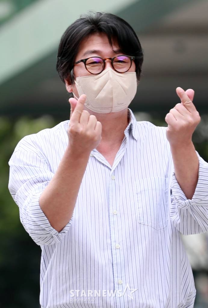 배우 김윤석이 30일 오후 서울 양천구 목동 SBS에서 진행되는 라디오 '최화정의 파워타임' 출연을 위해 도착하고 있다. 2021.08.30 /사진=임성균 기자 tjdrbs23@