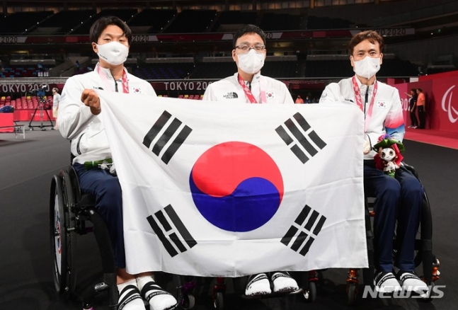 금메달을 차지한 주영대(가운데)와 은메달 김현욱(왼쪽), 동메달 남기원이 태극기를 들고 기뻐하고 있다.  /사진=뉴시스