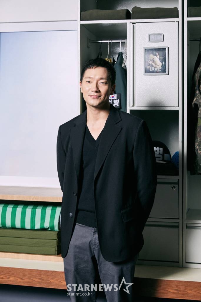 배우 손석구가 25일 오전 온라인으로 진행된 넷플릭스 오리지널 'D.P' 제작발표회에 참석해 포즈를 취하고 있다. 'D.P.'는 탈영병들을 잡는 군무 이탈 체포조(D.P.) 준호(정해인 분)와 호열(구교환 분)이 다양한 사연을 가진 이들을 쫓으며 미처 알지 못했던 현실을 마주하는 이야기를 그린 넷플릭스 시리즈.다. 오는 27일 공개. / 사진제공 = 넷플릭스 /사진=김창현 기자 chmt@