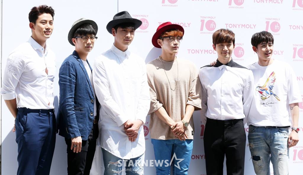 그룹 2PM이 19일 오전 서울 종로구 아름지기 사옥에서 진행된 토니모리 10주년 기념 '뷰티 에비뉴' 행사에 참석해 포즈를 취하고 있다. /사진=hwijpg@(김휘선 인턴기자)