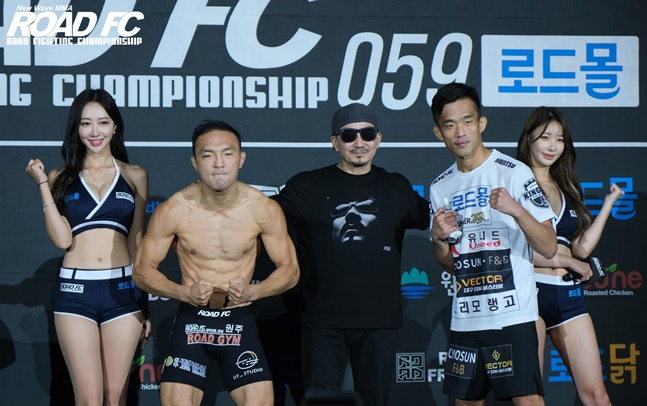 로드몰 ROAD FC 059 메인이벤트 페더급 타이틀전에서 격돌하는 김수철(왼쪽 두 번째)과 박해진(오른쪽 두 번째). /사진=로드FC 제공