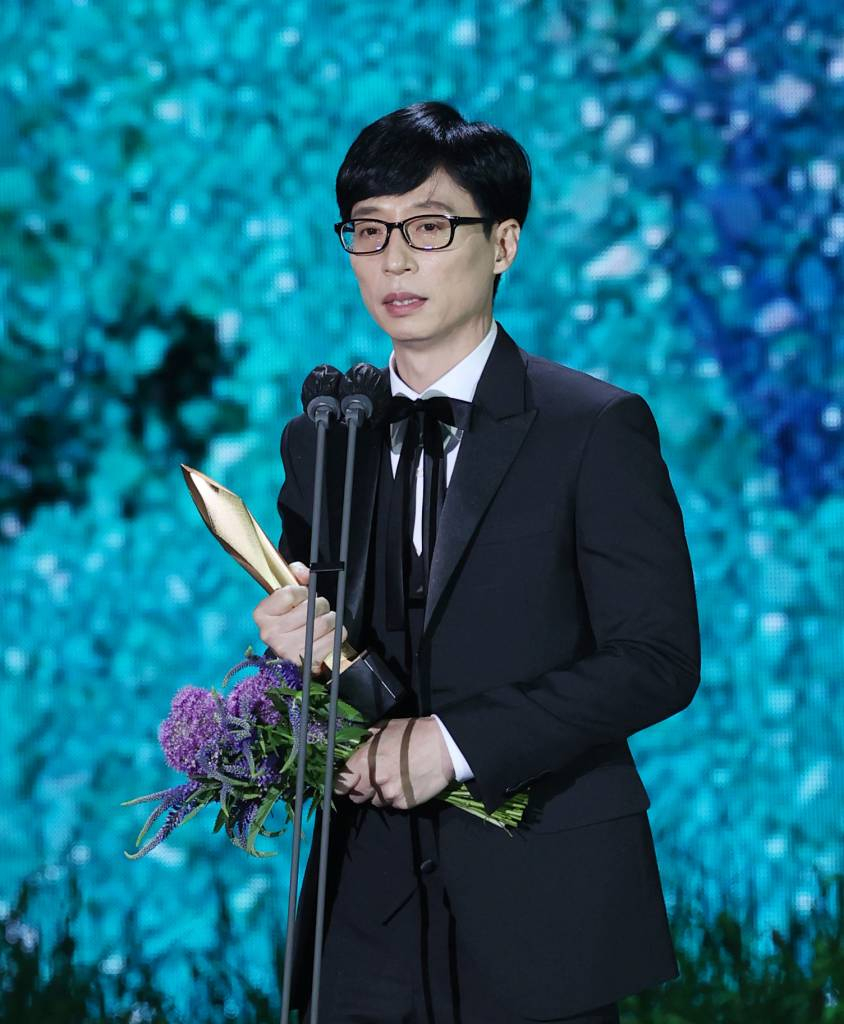 개그맨 유재석이 13일 오후 경기 고양시 일산 킨텍스에서 열린 '제57회 백상예술대상' 시상식에서 TV부문 대상을 수상하고 있다. TV·영화·연극을 아우르는 국내 유일무이 종합예술시상식인 '57회 백상예술대상'은 지난해에 이어 코로나19 상황을 감안해 무관중으로 진행됐다. /사진제공=백상예술대상 사무국 2021.05.13 /사진=이동훈 기자 photoguy@