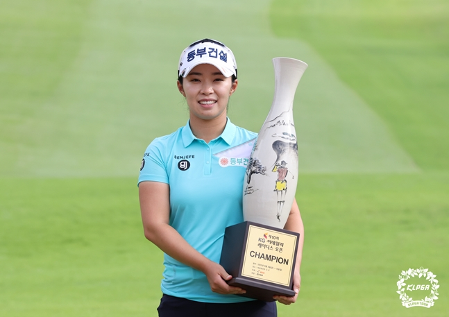 김수지가 제10회 KG 이데일리 레이디스 오픈 우승 트로피를 들고 포즈를 취하고 있다./사진=KLPGA