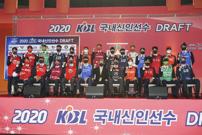 2020 KBL 국내 신인선수 드래프트 지명자들. /사진=KBL 제공