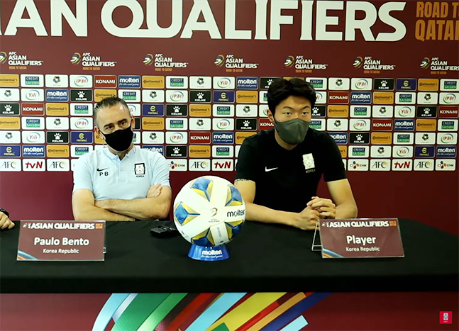 레바논전을 하루 앞둔 6일 대한축구협회에서 진행한 공식 기자회견에 참석한 파울루 벤투(왼쪽) 감독과 황의조. /사진=인터뷰 영상 캡처
