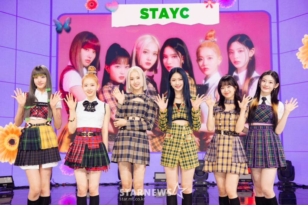 걸그룹 스테이씨가 6일 오후 온라인으로 진행된 첫 번째 미니앨범 'STEREOTYPE(스테레오타입)' 발매 기념 쇼케이스에서 포즈를 취하고 있다. 'STEREOTYPE'은 지난 4월 발매한 두 번째 싱글 'STAYDOM(스테이덤)' 이후 스테이씨가 5개월 만에 공개하는 신보이자 데뷔 후 처음 발표하는 미니앨범으로, 하이업엔터테인먼트 대표 프로듀서 블랙아이드필승과 전군이 전곡 프로듀싱을 맡았다. / 사진제공 = 하이업 엔터테인먼트 /사진=김창현 기자 chmt@