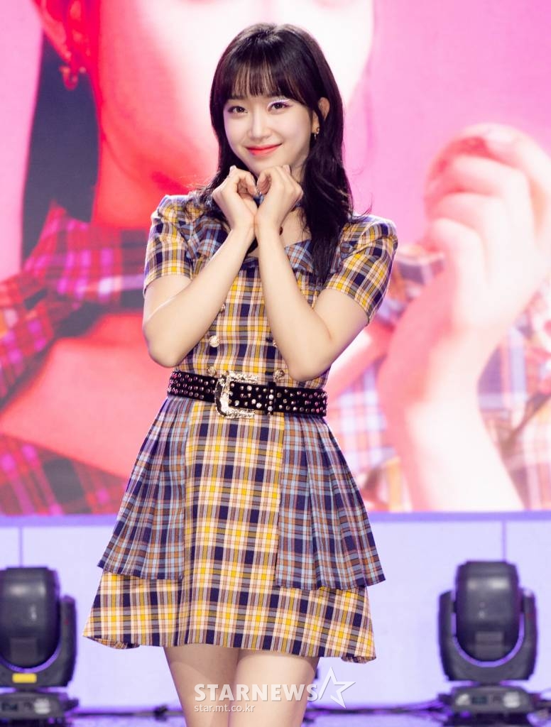걸그룹 스테이씨 수민이 6일 오후 온라인으로 진행된 첫 번째 미니앨범 'STEREOTYPE(스테레오타입)' 발매 기념 쇼케이스에서 포즈를 취하고 있다. 'STEREOTYPE'은 지난 4월 발매한 두 번째 싱글 'STAYDOM(스테이덤)' 이후 스테이씨가 5개월 만에 공개하는 신보이자 데뷔 후 처음 발표하는 미니앨범으로, 하이업엔터테인먼트 대표 프로듀서 블랙아이드필승과 전군이 전곡 프로듀싱을 맡았다. / 사진제공 = 하이업 엔터테인먼트 /사진=김창현 기자 chmt@