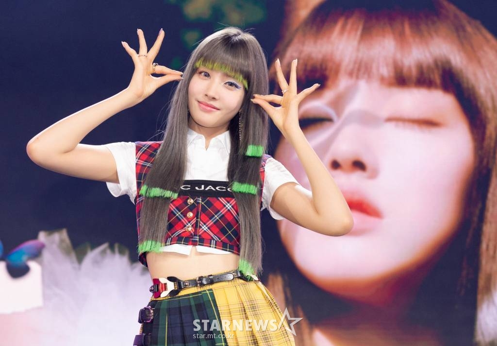 걸그룹 스테이씨 윤이 6일 오후 온라인으로 진행된 첫 번째 미니앨범 'STEREOTYPE(스테레오타입)' 발매 기념 쇼케이스에서 포즈를 취하고 있다. 'STEREOTYPE'은 지난 4월 발매한 두 번째 싱글 'STAYDOM(스테이덤)' 이후 스테이씨가 5개월 만에 공개하는 신보이자 데뷔 후 처음 발표하는 미니앨범으로, 하이업엔터테인먼트 대표 프로듀서 블랙아이드필승과 전군이 전곡 프로듀싱을 맡았다. / 사진제공 = 하이업 엔터테인먼트 /사진=김창현 기자 chmt@