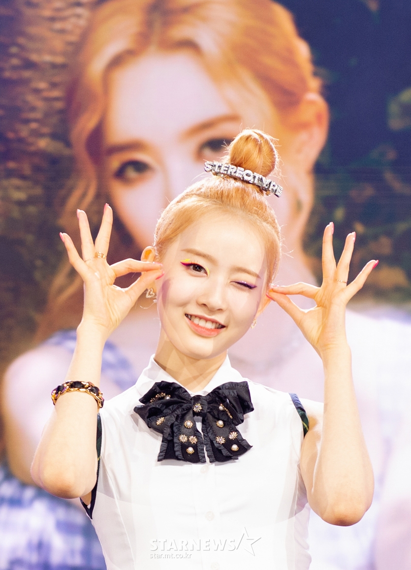 걸그룹 스테이씨 시은이 6일 오후 온라인으로 진행된 첫 번째 미니앨범 'STEREOTYPE(스테레오타입)' 발매 기념 쇼케이스에서 포즈를 취하고 있다. 'STEREOTYPE'은 지난 4월 발매한 두 번째 싱글 'STAYDOM(스테이덤)' 이후 스테이씨가 5개월 만에 공개하는 신보이자 데뷔 후 처음 발표하는 미니앨범으로, 하이업엔터테인먼트 대표 프로듀서 블랙아이드필승과 전군이 전곡 프로듀싱을 맡았다. / 사진제공 = 하이업 엔터테인먼트 /사진=김창현 기자 chmt@