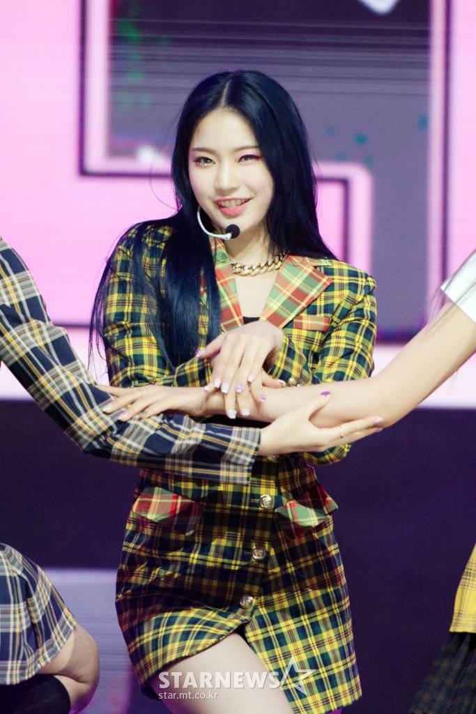 걸그룹 스테이씨 아이사가 6일 오후 온라인으로 진행된 첫 번째 미니앨범 'STEREOTYPE(스테레오타입)' 발매 기념 쇼케이스에서 멋진 무대를 선보이고 있다. 'STEREOTYPE'은 지난 4월 발매한 두 번째 싱글 'STAYDOM(스테이덤)' 이후 스테이씨가 5개월 만에 공개하는 신보이자 데뷔 후 처음 발표하는 미니앨범으로, 하이업엔터테인먼트 대표 프로듀서 블랙아이드필승과 전군이 전곡 프로듀싱을 맡았다. / 사진제공 = 하이업 엔터테인먼트 /사진=김창현 기자 chmt@