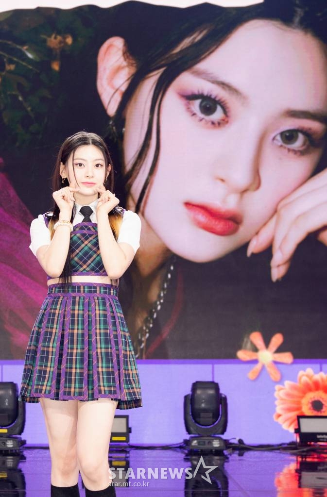 걸그룹 스테이씨 세은이 6일 오후 온라인으로 진행된 첫 번째 미니앨범 'STEREOTYPE(스테레오타입)' 발매 기념 쇼케이스에서 포즈를 취하고 있다. 'STEREOTYPE'은 지난 4월 발매한 두 번째 싱글 'STAYDOM(스테이덤)' 이후 스테이씨가 5개월 만에 공개하는 신보이자 데뷔 후 처음 발표하는 미니앨범으로, 하이업엔터테인먼트 대표 프로듀서 블랙아이드필승과 전군이 전곡 프로듀싱을 맡았다. / 사진제공 = 하이업 엔터테인먼트 /사진=김창현 기자 chmt@
