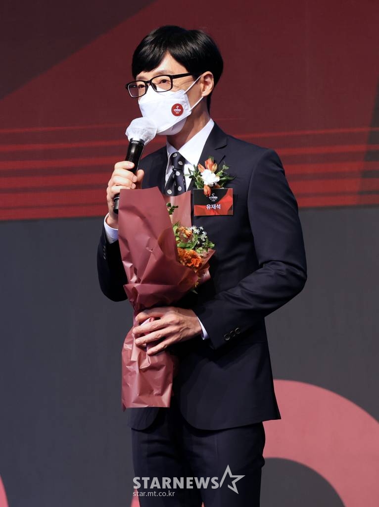 방송인 유재석이 7일 오전 온라인 생중계로 진행된 '2021 올해의 브랜드 대상' 시상식에서 남자 예능인 부문상을 수상한 뒤 소감을 말하고 있다. / 사진제공 = 한국소비자포럼 /사진=김창현 기자 chmt@