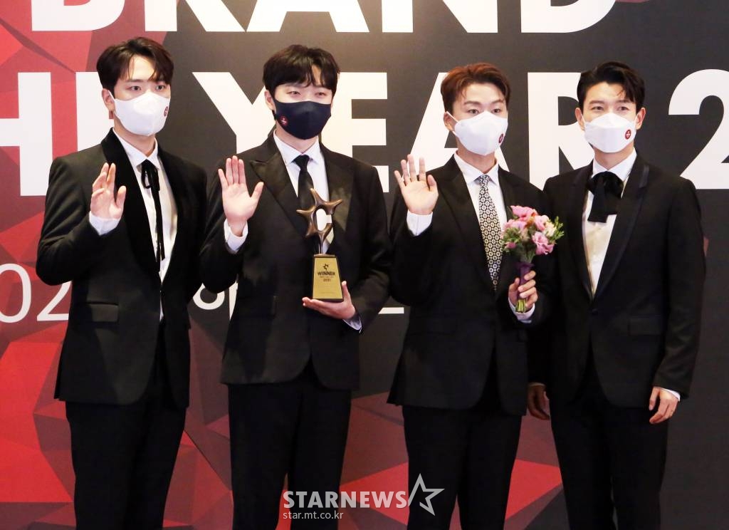 포레스텔라가 7일 온라인 생중계로 진행된 '2021 올해의 브랜드 대상' 시상식에서 크로스오버 그룹상을 수상한 뒤 포토타임을 갖고 있다. / 사진제공 = 한국소비자포럼 /사진=김창현 기자 chmt@