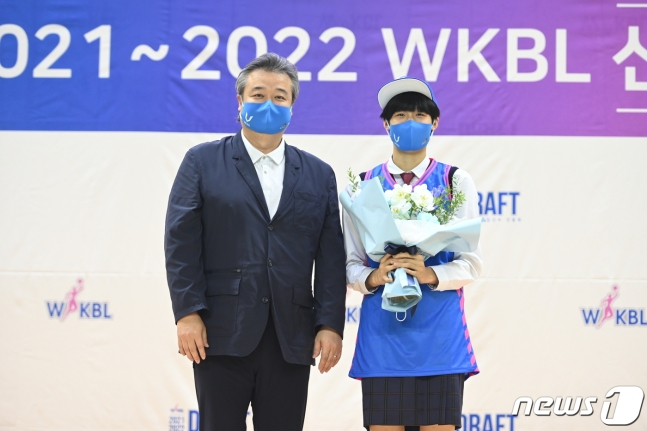 2021~2022 WKBL 신인드래프트 전체 1순위로 삼성생명 지명을 받은 뒤 기념사진을 촬영하고 있는 이해란(오른쪽). /사진=뉴스1