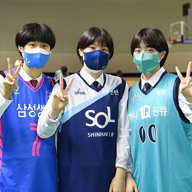 왼쪽부터 전체 1순위 이해란(삼성생명)과 3순위 변소정(신한은행), 2순위 박소희(하나원큐). /사진=WKBL