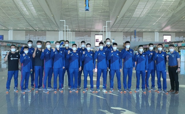 남자배구 대표팀이 8일 오전 인천국제공항에서 출국 전 사진 촬영을 하고 있다./사진=한국배구협회