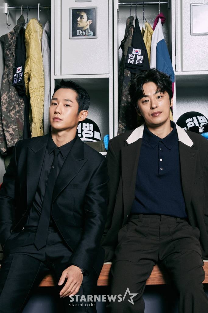 배우 정해인, 구교환이 25일 오전 온라인으로 진행된 넷플릭스 오리지널 'D.P' 제작발표회에 참석해 포즈를 취하고 있다. 'D.P.'는 탈영병들을 잡는 군무 이탈 체포조(D.P.) 준호(정해인 분)와 호열(구교환 분)이 다양한 사연을 가진 이들을 쫓으며 미처 알지 못했던 현실을 마주하는 이야기를 그린 넷플릭스 시리즈.다. 오는 27일 공개. / 사진제공 = 넷플릭스 /사진=김창현 기자 chmt@