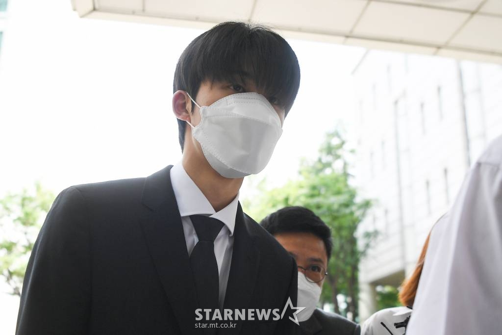 마약류 관리에 관한 법률 위반 혐의를 받고 있는 그룹 아이콘 출신 가수 비아이가 10일 오후 서울 서초구 중앙지방법원에서 열린 선고공판에 출석하고 있다. 2021.09.10 /사진=김창현 기자 chmt@