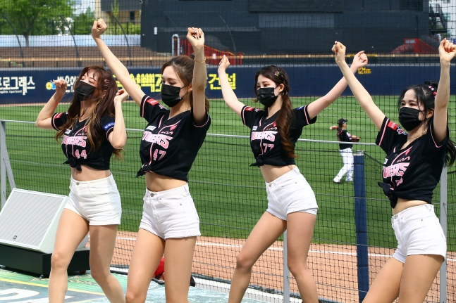 블랙-핑크 유니폼을 입은 KIA 치어리더들이 4월 25일 열렸던 레이디스데이에서 공연을 하고 있다./사진=KIA 타이거즈