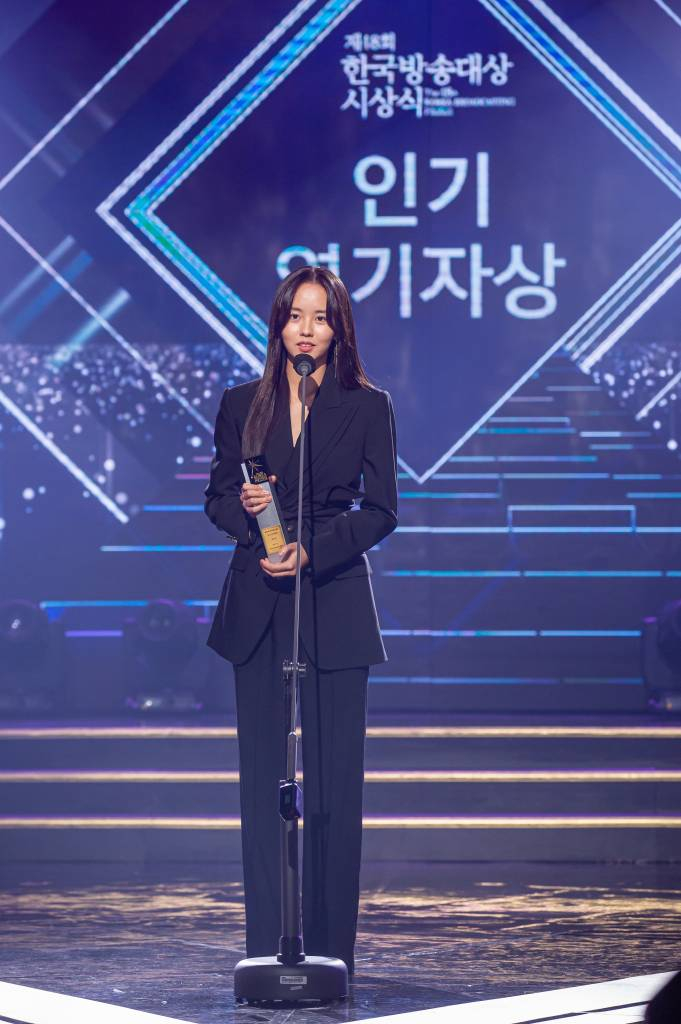 배우 김소현이 10일 오후 비대면 녹화 방송으로 진행된 제48회 한국방송대상 시상식에서 인기연기자상을 수상한 뒤 소감을 밝히고 있다. 올해 제48회를 맞이한 한국방송대상은 시청자에게 기쁨과 감동을 주었던 방송 프로그램을 알리고, 방송인들의 노력을 치하하기 위해 한국방송협회가 주최·주관하는 시상식이다. /사진제공=한국방송협회 2021.09.10 /사진=이동훈 기자 photoguy@