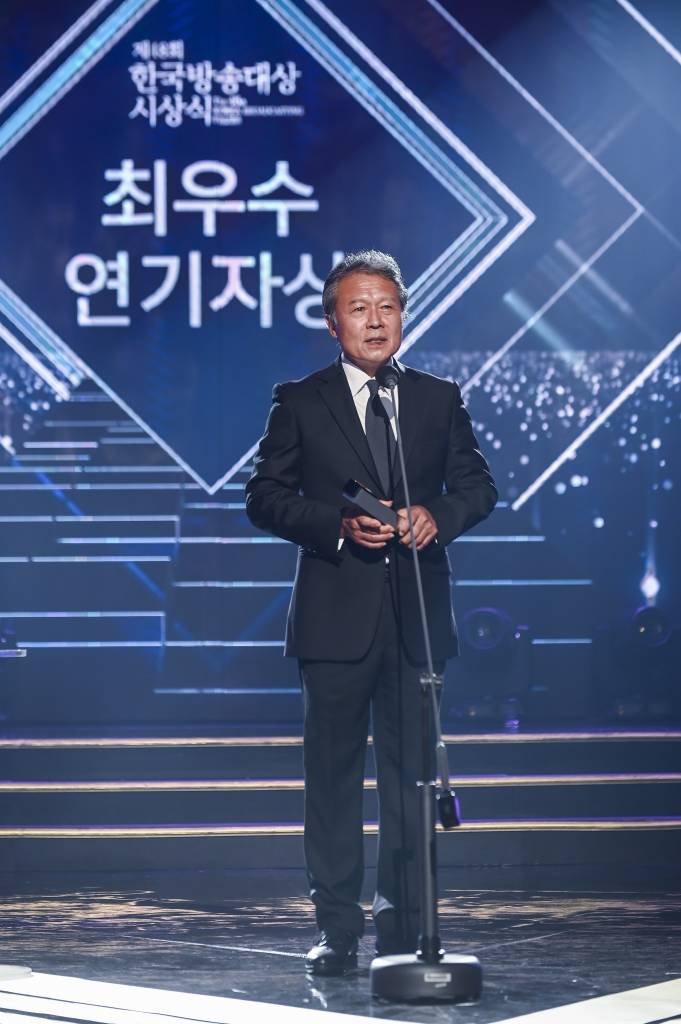 배우 천호진이 10일 오후 비대면 녹화 방송으로 진행된 제48회 한국방송대상 시상식에서 최우수연기자상을 수상한 뒤 소감을 밝히고 있다. 올해 제48회를 맞이한 한국방송대상은 시청자에게 기쁨과 감동을 주었던 방송 프로그램을 알리고, 방송인들의 노력을 치하하기 위해 한국방송협회가 주최·주관하는 시상식이다. /사진제공=한국방송협회 2021.09.10 /사진=이동훈 기자 photoguy@