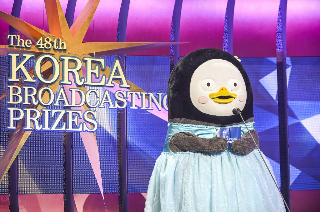 EBS 방송 캐릭터 펭수가 10일 오후 비대면 녹화 방송으로 진행된 제48회 한국방송대상 시상식에서 수상자를 발표하고 있다. 올해 제48회를 맞이한 한국방송대상은 시청자에게 기쁨과 감동을 주었던 방송 프로그램을 알리고, 방송인들의 노력을 치하하기 위해 한국방송협회가 주최·주관하는 시상식이다. /사진제공=한국방송협회 2021.09.10 /사진=이동훈 기자 photoguy@