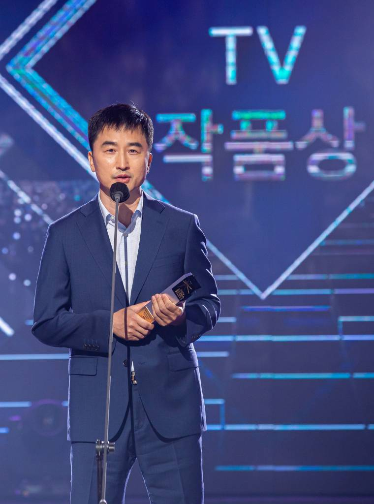 예능 '1박2일' 이황선 CP가 10일 오후 비대면 녹화 방송으로 진행된 제48회 한국방송대상 시상식에서 TV작품상을 수상한 뒤 소감을 밝히고 있다. 올해 제48회를 맞이한 한국방송대상은 시청자에게 기쁨과 감동을 주었던 방송 프로그램을 알리고, 방송인들의 노력을 치하하기 위해 한국방송협회가 주최·주관하는 시상식이다. /사진제공=한국방송협회 2021.09.10 /사진=이동훈 기자 photoguy@