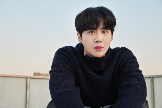 김선호가 박훈정 감독의 신작 '슬픈열대'로 스크린에 데뷔한다.