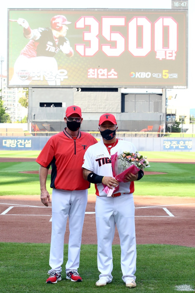 KIA의 최형우(오른쪽)와 맷 윌리엄스 감독이 11일 광주-기아챔피언스필드에서 열린 NC와 홈 경기에 앞서 3500루타 달성 기념 시상식을 열었다/사진=KIA 타이거즈