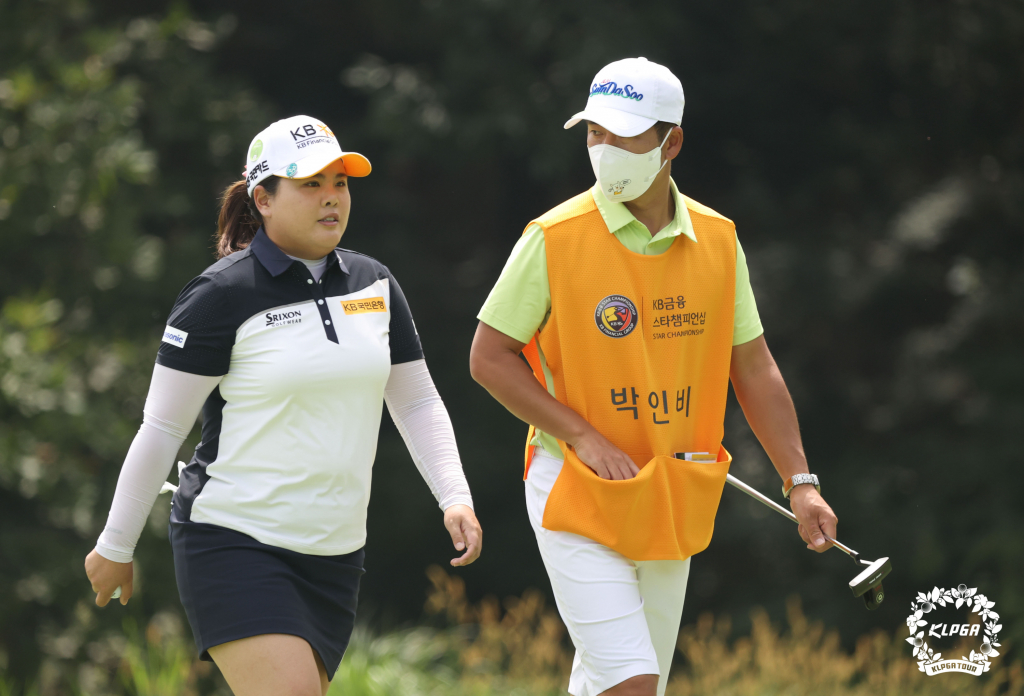 박인비(왼쪽)가 캐디로 나선 남편 남기협 코치와 걸어가고 있다./사진=KLPGA