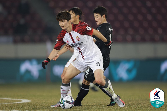 FC서울 기성용과 성남FC 이규성의 볼경합 모습. /사진=한국프로축구연맹