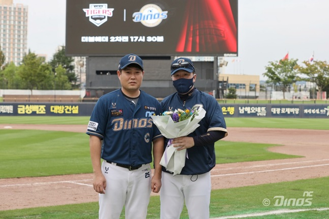 12일 KIA와 더블헤더 1차전에서 승리하며 통산 200승을 달성한 이동욱 NC 다이노스 감독(오른쪽)이 양의지와 포즈를 취했다. /사진=NC 다이노스 제공