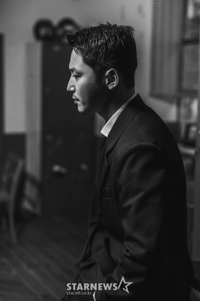 배우 변요한이 13일 오전 화상으로 진행된 영화 '보이스' 개봉 관련 인터뷰에 앞서 포즈를 취하고 있다.  '보이스'는 보이스피싱 조직의 덫에 걸려 모든 것을 잃게 된 서준(변요한 분)이 빼앗긴 돈을 되찾기 위해 중국에 있는 본거지에 잠입, 보이스피싱 설계자 곽프로(김무열 분)를 만나며 벌어지는 리얼범죄액션. 오는 15일 개봉. / 사진제공 = CJ ENM /사진=김창현 기자 chmt@