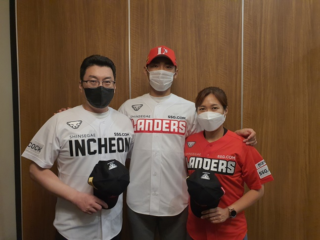 지난 8월 27일 SSG와 계약을 마친 2022년 1차 지명자 윤태현(가운데). 쌍둥이 동생 윤태호도 신인 드래프트에서 두산의 부름을 받았다. /사진=SSG 제공