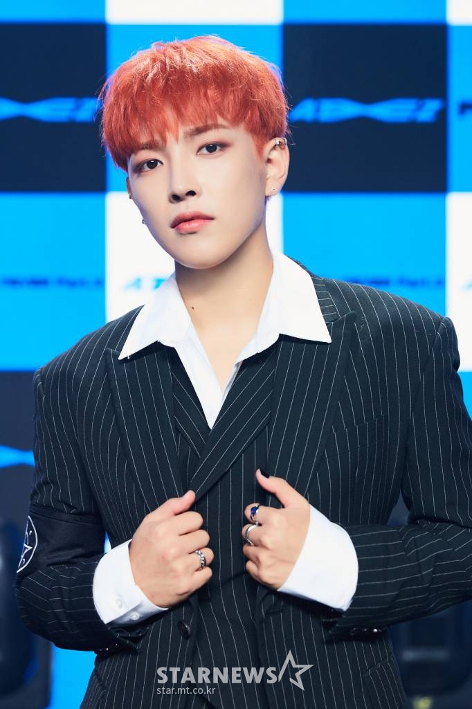그룹 에이티즈(ATEEZ) 홍중이 13일 오후 온라인 생중계로 진행된 일곱 번째 미니 앨범 '제로 : 피버 파트 3(ZERO : FEVER Part.3)' 발매기념 쇼케이스에 앞서 포즈를 취하고 있다. 에이티즈의 이번 앨범은 더블 타이틀 곡 '이터널 선샤인'(Eternal Sunshine)과 '데자뷰'(Deja Vu)로 상반된 매력을 담아냈다. /사진제공=KQ엔터테인먼트 2021.09.13 /사진=이동훈 기자 photoguy@