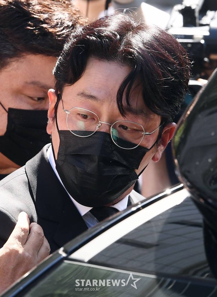 프로포폴 불법 투약 혐의를 받고 있는 배우 하정우(본명 김성훈)가 14일 오후 서울 서초구 중앙지방법원에서 열린 선고 공판을 마친 뒤 차량에 탑승하고 있다. 법원은 이날 하정우에게 벌금 3000만원을 선고했다. 2021.09.14 /사진=김창현 기자 chmt@