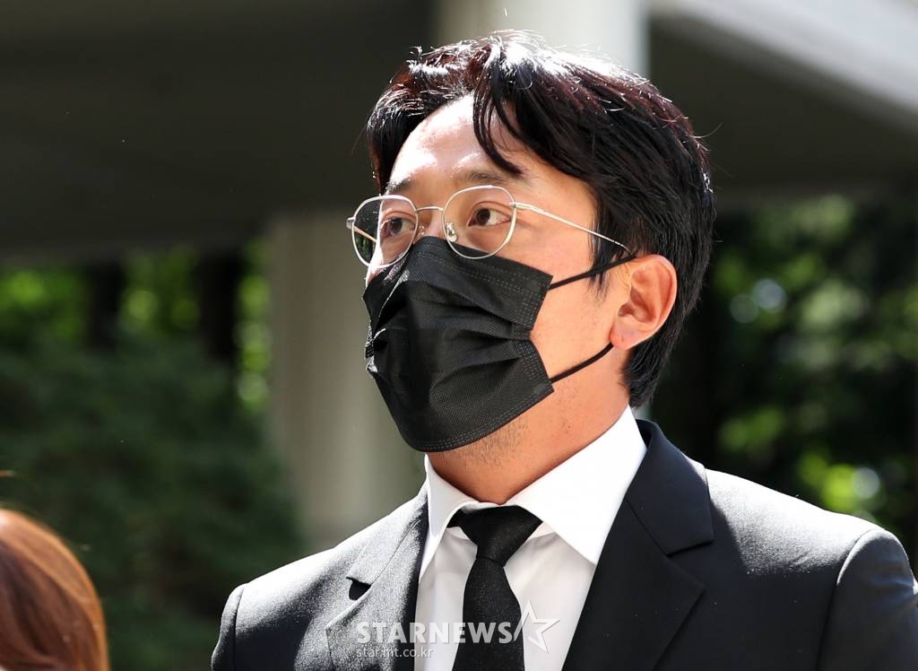 프로포폴 불법 투약 혐의를 받고 있는 배우 하정우(본명 김성훈)가 14일 오후 서울 서초구 중앙지방법원에서 열린 선고 공판에 출석하고 있다. 법원은 이날 하정우에게 벌금 3000만원을 선고했다. 2021.09.14 /사진=김창현 기자 chmt@
