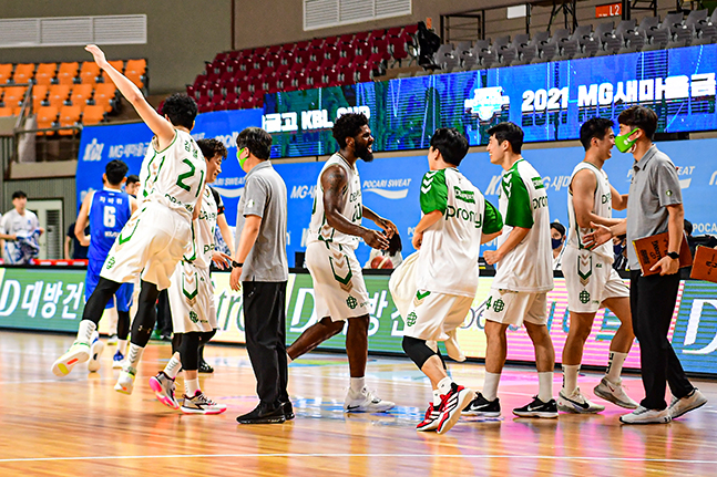 KBL 컵대회 4강 진출에 성공한 원주 DB 선수들. /사진=KBL