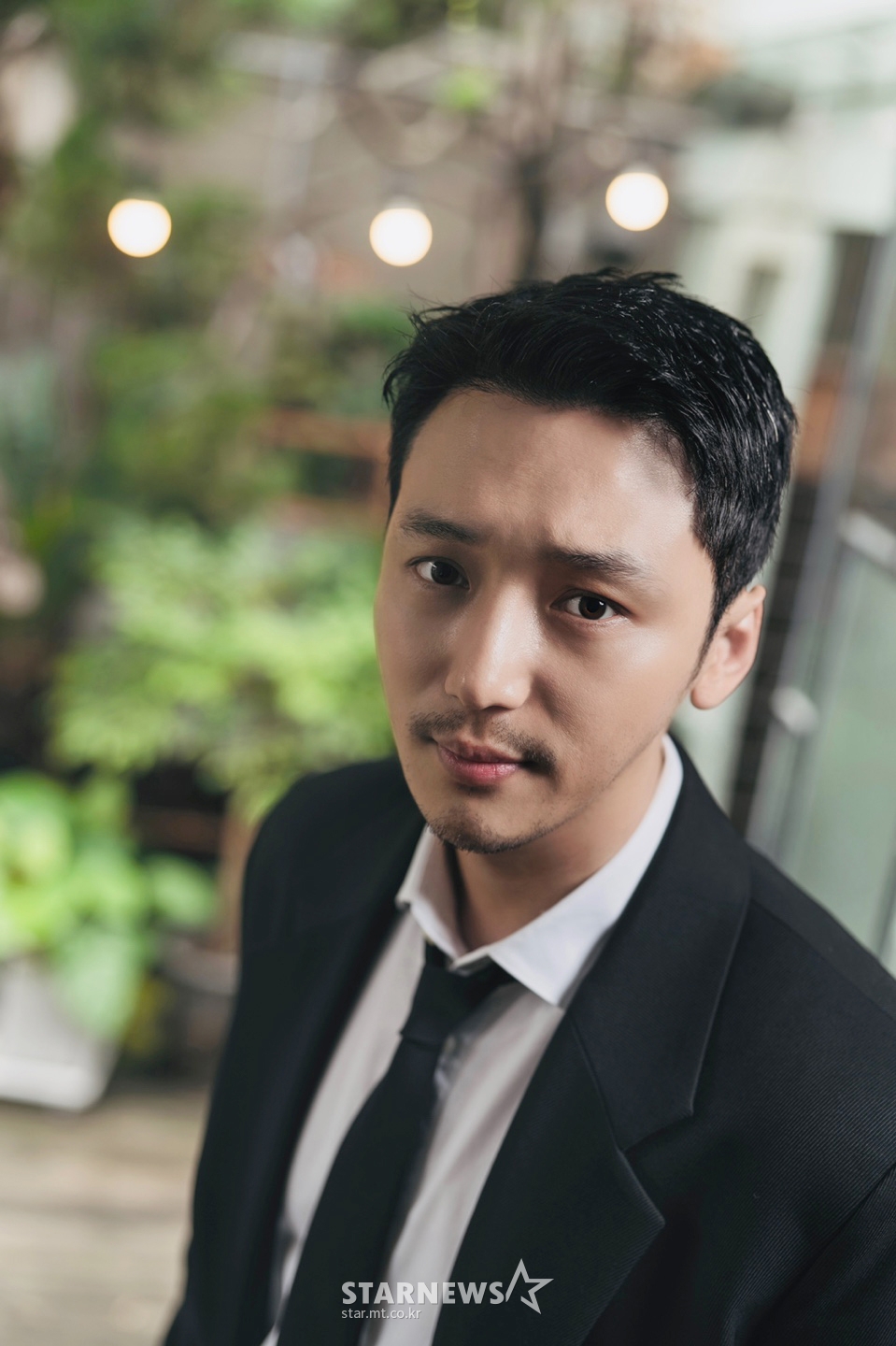 배우 변요한이 13일 오전 화상으로 진행된 영화 '보이스' 개봉 관련 인터뷰에 앞서 포즈를 취하고 있다. '보이스'는 보이스피싱 조직의 덫에 걸려 모든 것을 잃게 된 서준(변요한 분)이 빼앗긴 돈을 되찾기 위해 중국에 있는 본거지에 잠입, 보이스피싱 설계자 곽프로(김무열 분)를 만나며 벌어지는 리얼범죄액션. 오는 15일 개봉. / 사진제공 = CJ ENM /사진=김창현 기자 chmt@