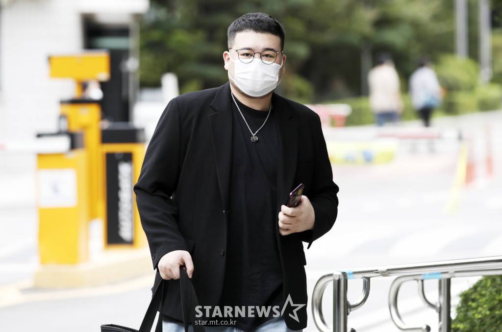 대마초 소지 및 흡입 혐의를 받는 래퍼 킬라그램이 2일 오전 서울 양천구 서울남부지방법원에서 열린 공판에 출석하고 있다. 2021.09.02 /사진=김창현 기자 chmt@
