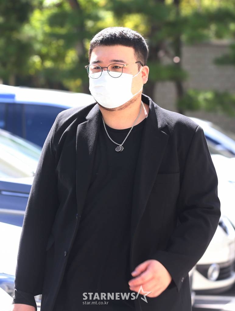 대마초 소지·흡입 혐의로 기소된 래퍼 킬라그램이 16일 오전 서울 양천구 남부지방법원에서 진행된 선고 공판을 마친 뒤 청사를 나서고 있다. 재판부는 이날 킬라그램에게 징역 1년과 집행유예 2년을 선고했다. 이와 함께 사회봉사 80시간과 20만원의 추징금도 명령하고 2정의 흡입기를 몰수했다. 2021.09.16 /사진=김창현 기자 chmt@