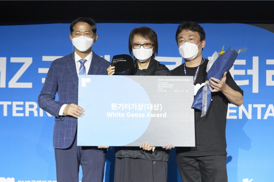 제13회 DMZ국제다큐멘터리영화제에서 '수프와 이데올로기'로 대상인 흰기러기상을 수상한 양영희 감독(가운데)과 아라이 카오루PD(왼쪽), 이재준 고양시장.